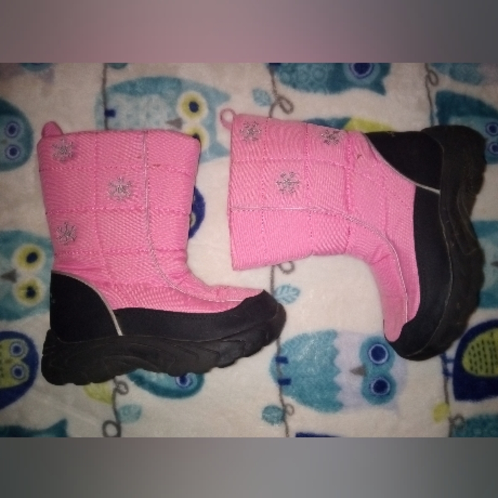 Girls pink & black snowflake boots